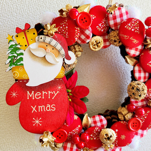 2023年クリスマス壁掛けリース くるみボタンアレンジ サンタさん