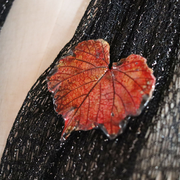 森林祝福落葉胸針（山佛/琥珀-紅） 第8張的照片
