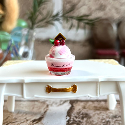 105 ＊小さな苺のアイスクリーム＊ ミニチュアスイーツ レジン 