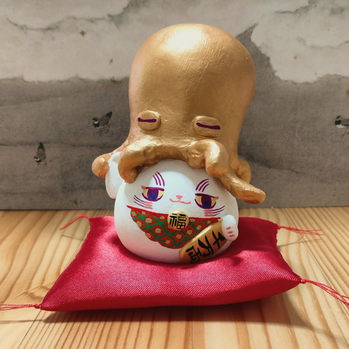 招き猫【送料込み】金色の招きタコさんを頭に乗せた招き猫 ( 高