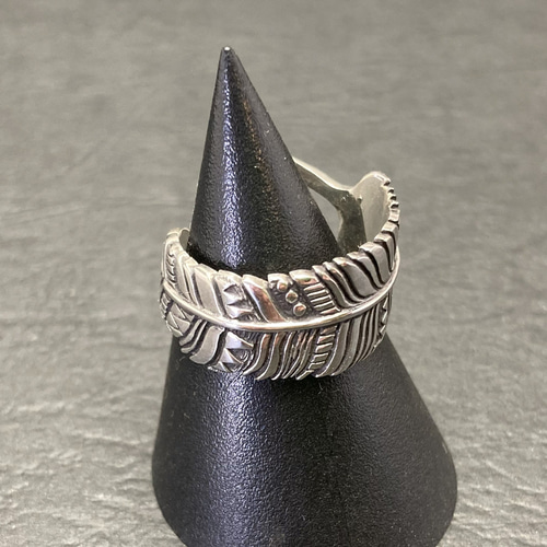 民族模様を彫り込んだ羽の指輪「フェザーRING」 指輪・リング