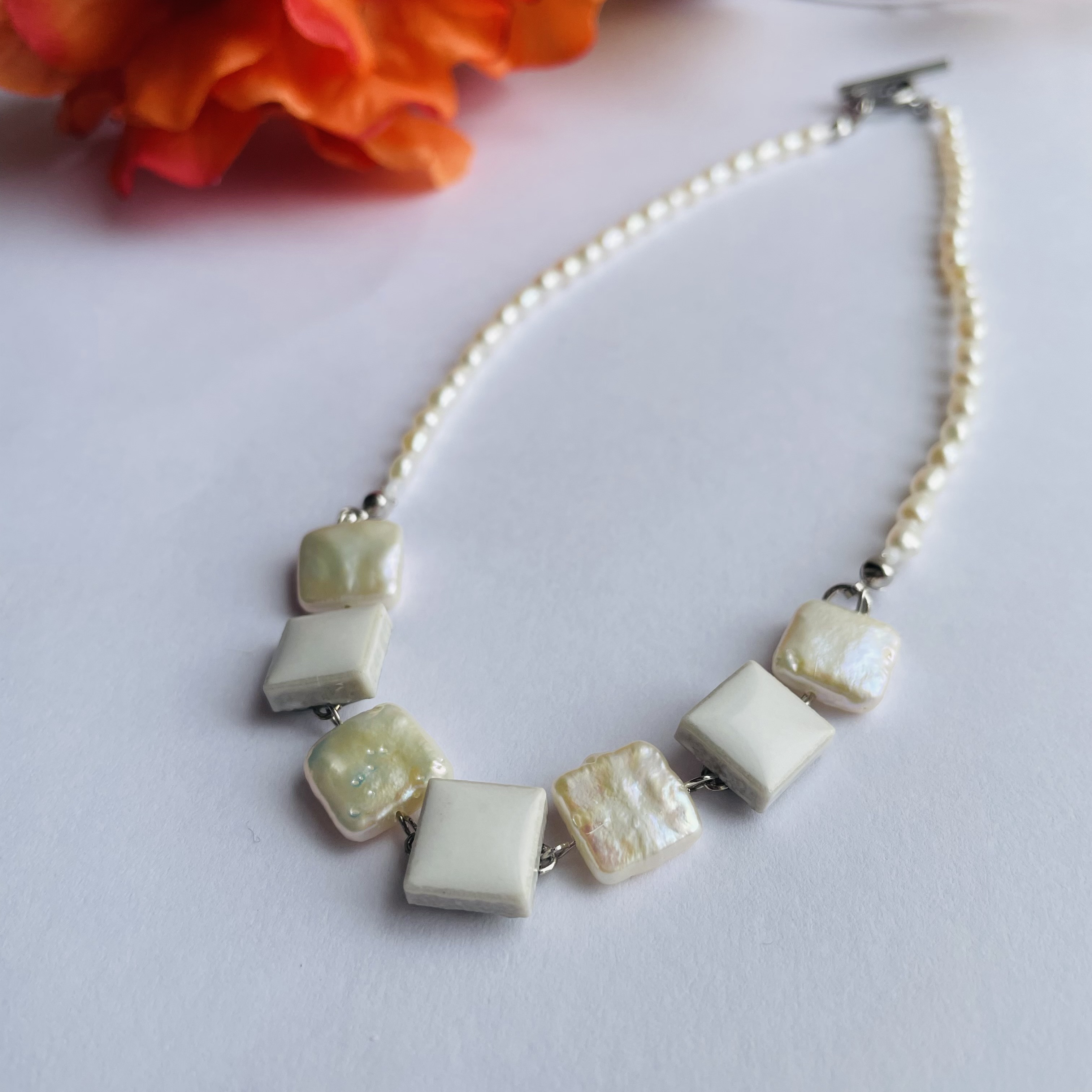 シンプルで上品なスクエアパールネックレス