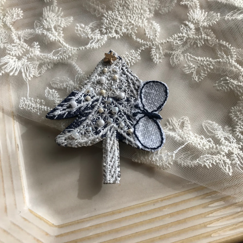 Xmas*ランドシアターブローチ〇ミナペルホネン ブローチ chaki 
