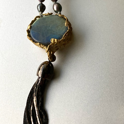 ラブラドライトと淡水真珠のアンティーク風ネックレス 6枚目の画像