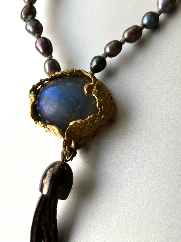 ラブラドライトと淡水真珠のアンティーク風ネックレス 5枚目の画像