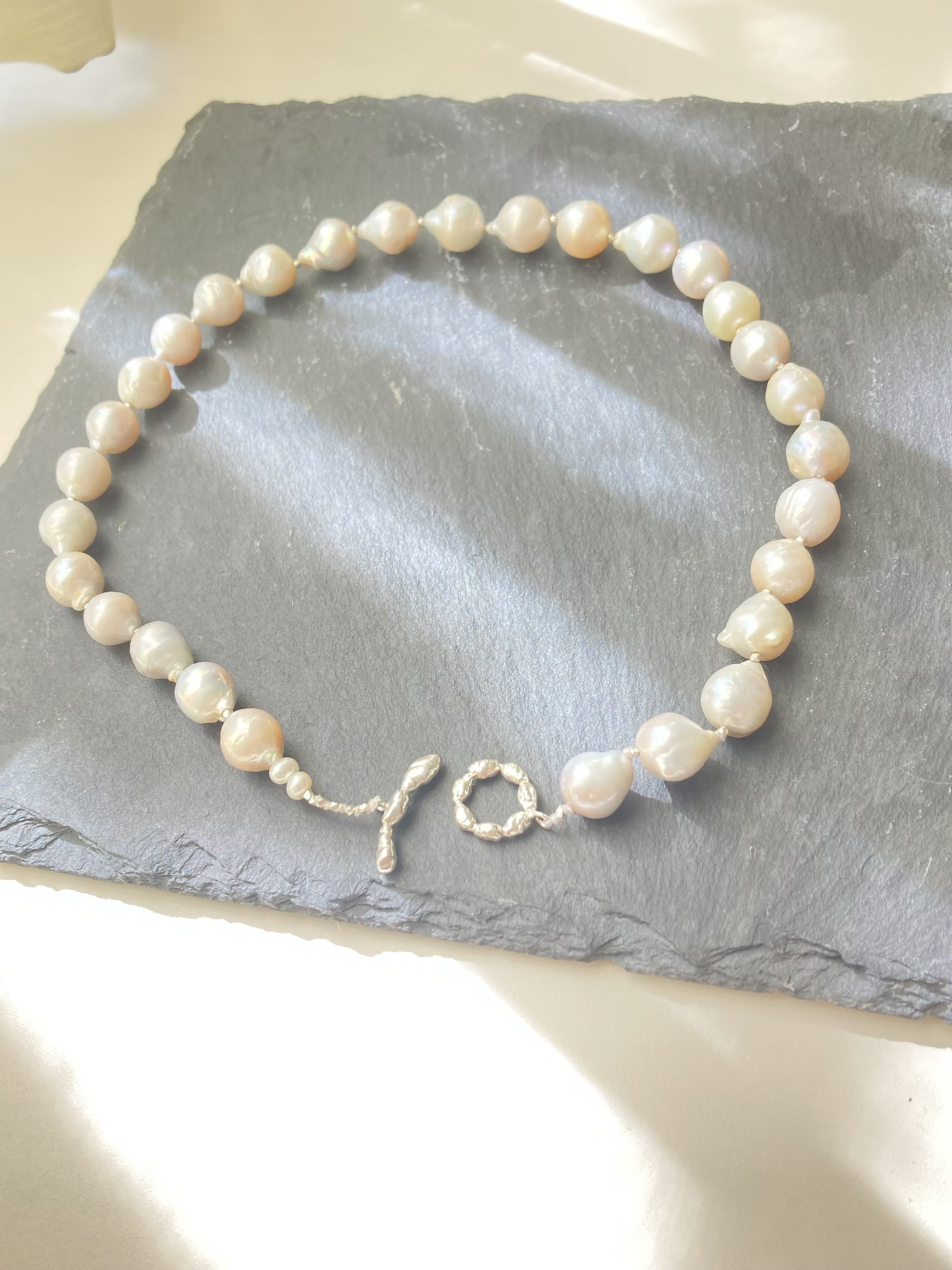 バロックパールとカレンシルバーのマンテルネックレス