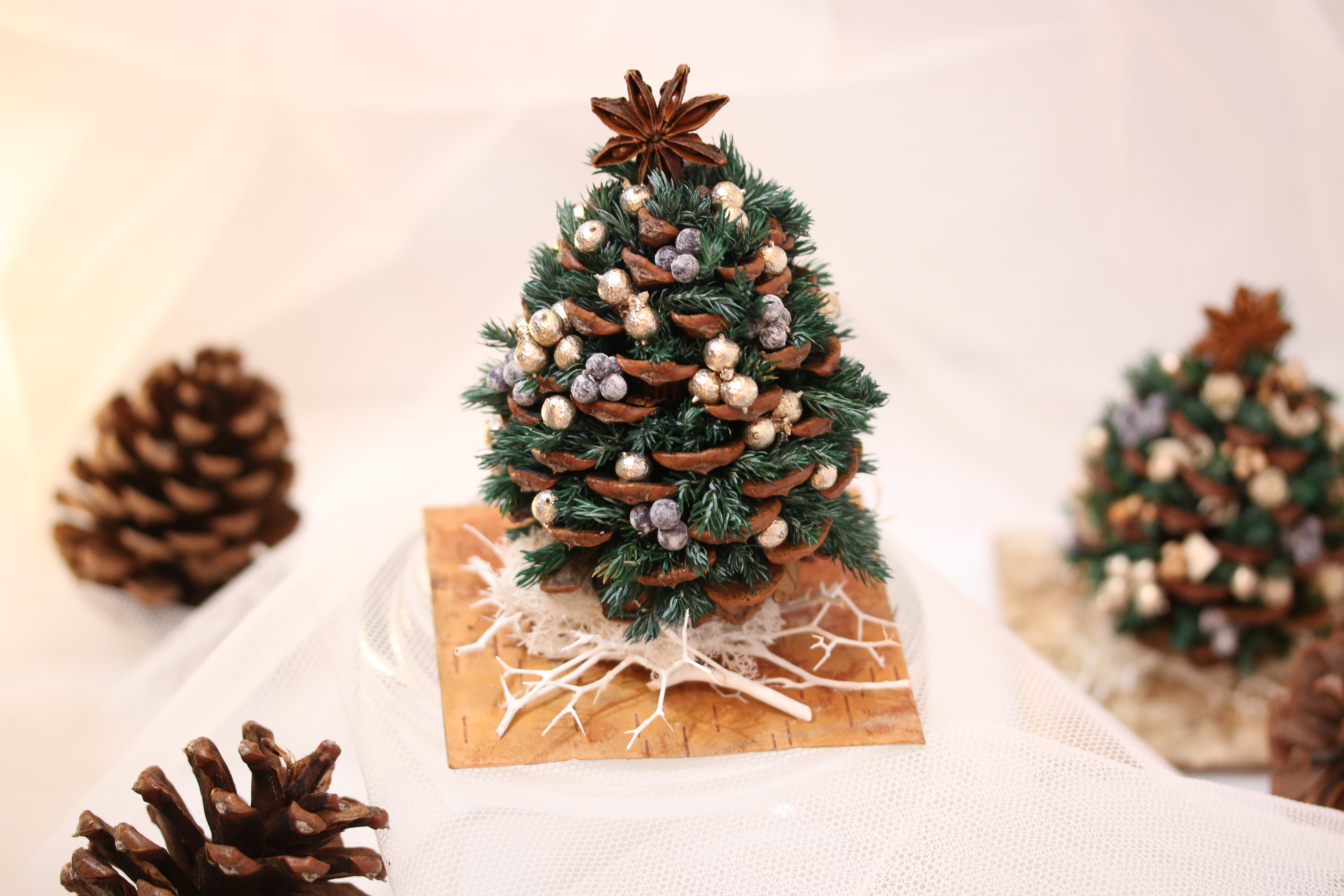 松ぼっくりを使ったクリスマスツリー　プリザーブド加工のコニファー　ドライフラワー