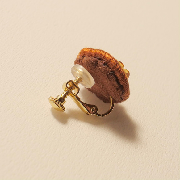 刺繍イヤリング treasure (brown-ocher) サージカルステンレス 2枚目の画像