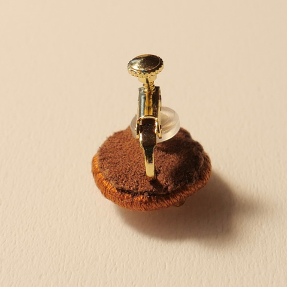 刺繍イヤリング treasure (brown-ocher) サージカルステンレス 4枚目の画像