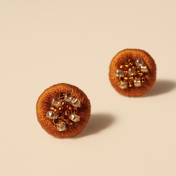 刺繍イヤリング treasure (brown-ocher) サージカルステンレス 1枚目の画像