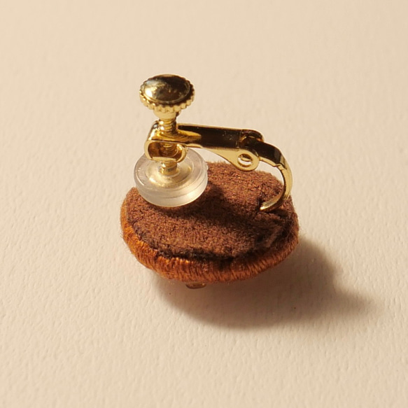 刺繍イヤリング treasure (brown-ocher) サージカルステンレス 3枚目の画像