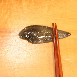 クロウシノシタ・陶芸作品 箸置き（中）（陶 さかな） 1枚目の画像