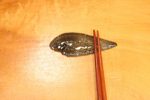 クロウシノシタ・陶芸作品 箸置き（中）（陶 さかな） 1枚目の画像