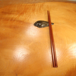 クロウシノシタ・陶芸作品 箸置き（中）（陶 さかな） 2枚目の画像