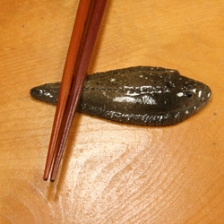 クロウシノシタ・陶芸作品 箸置き（中）（陶 さかな） 3枚目の画像