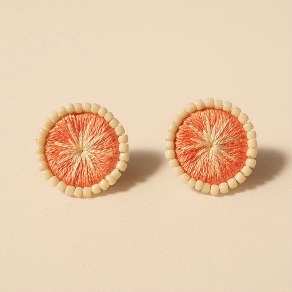 刺繍ピアス shine (salmon-pink) サージカルステンレス 1枚目の画像