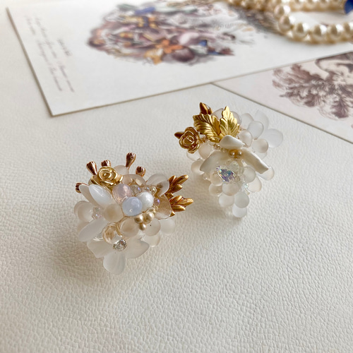 no.614 オフホワイト×マットゴールドリーフピアスイヤリング 和風　着物 no.614 オフホワイト×マットゴールドリーフピアスイヤリング 和風 着物