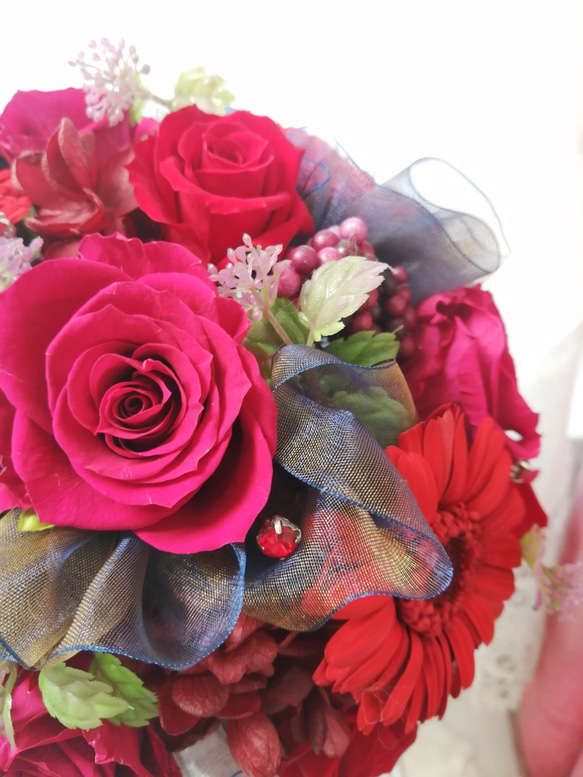 美麗色彩花束保鮮花紅勃根地紅寶石紅玫瑰非洲菊 第2張的照片