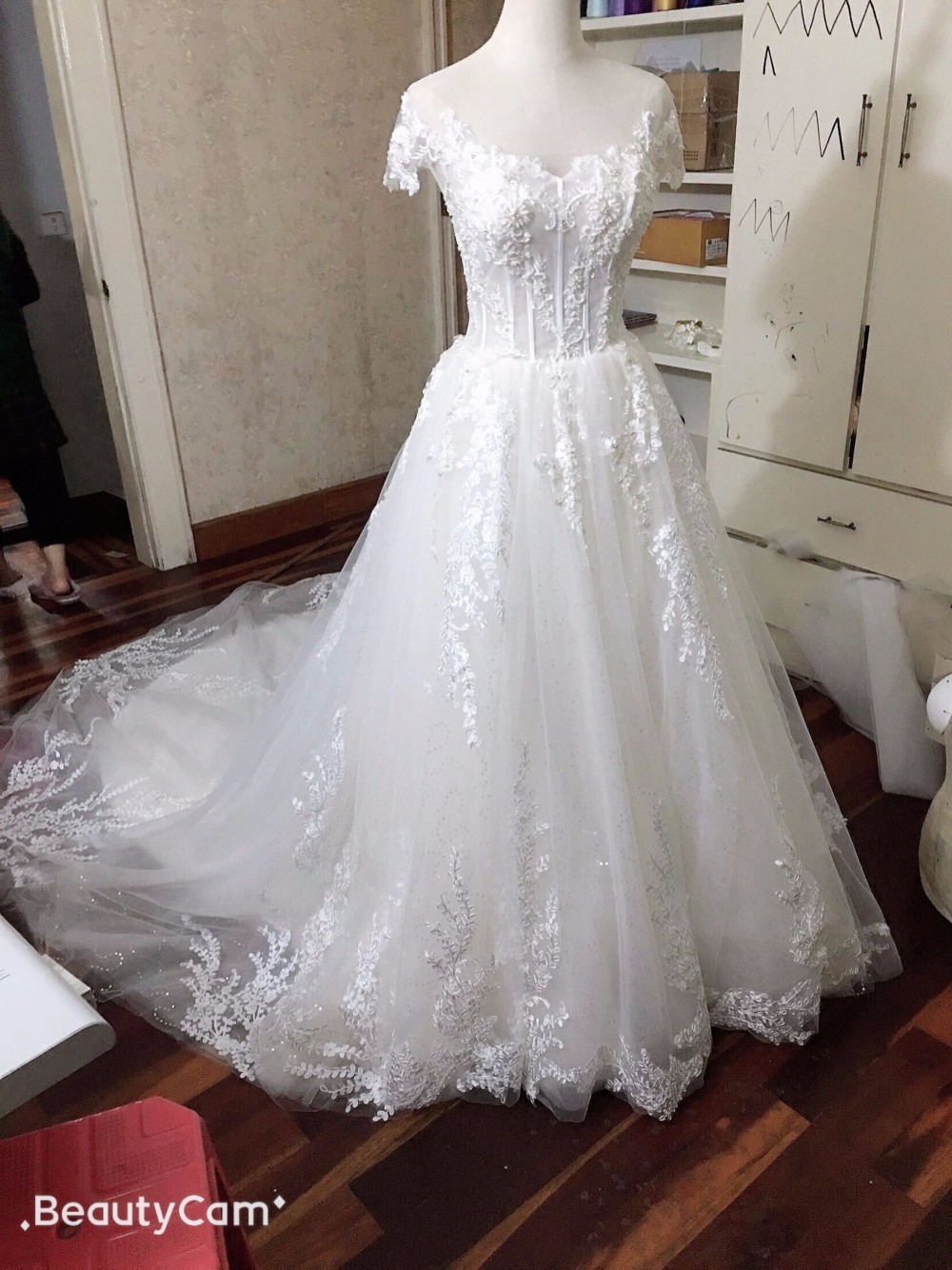 高品質！豪華！ウェディングドレス　プリンセスライン 上品レース 華やかなトレーン 結婚式/披露宴