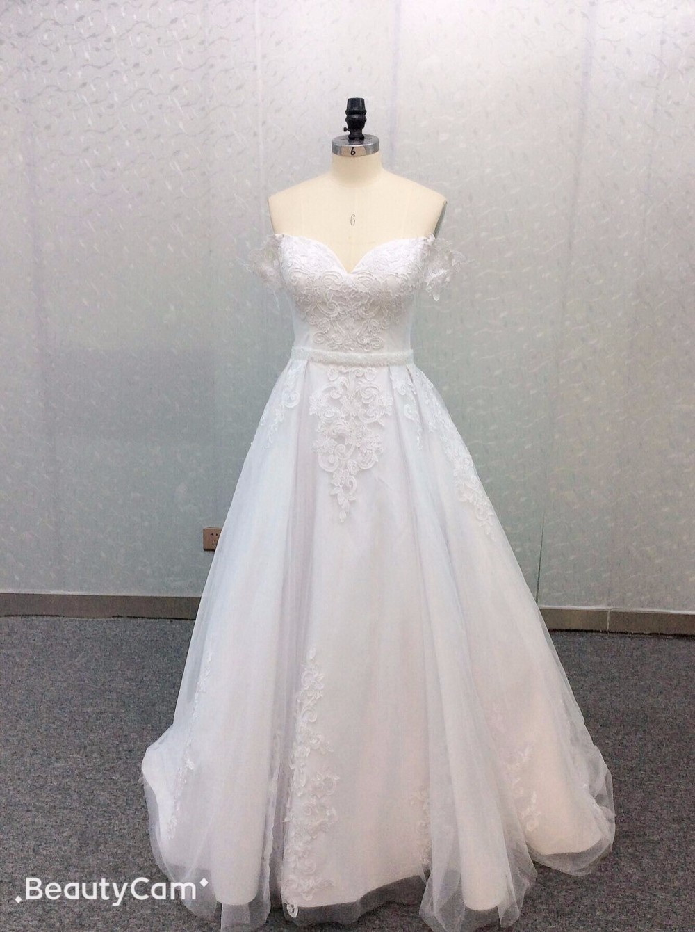 高品質！豪華！ウェディングドレス　オフショルダー プリンセスライン 上品レース 華やかなトレーン 結婚式/二次会