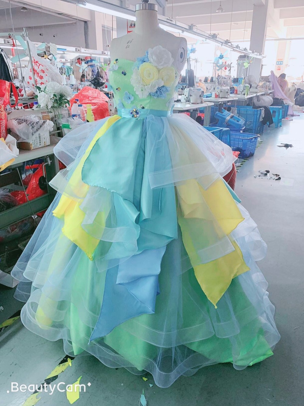 イエローグリーン系　レインボーカラードレス　ウエディングドレス　豪華なトレーン　花嫁/前撮り