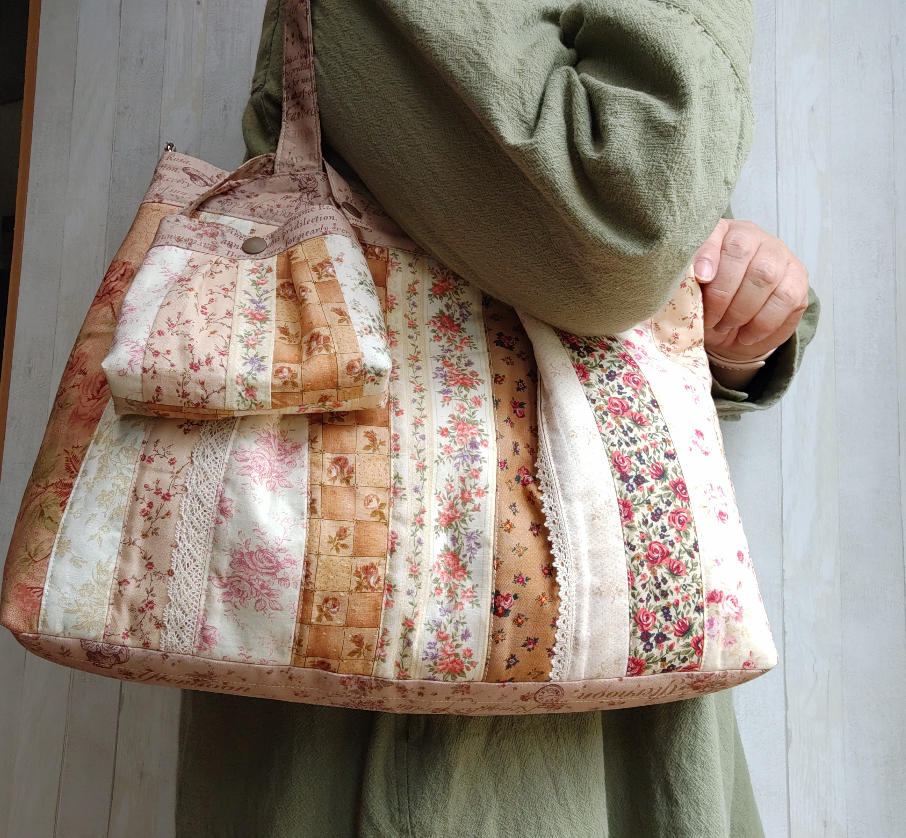 薔薇のトートバッグ(A4サイズ)★ベージュ･ブラウン系パッチワークバッグ★ミニポーチ付【Creema限定】