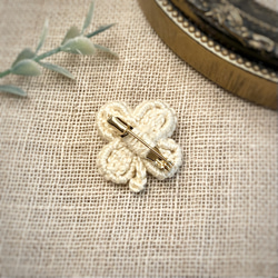 clover crochetのブローチ　powder brown 4枚目の画像