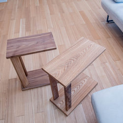 良質な無垢家具　贅沢な無垢一枚板が奏でるバイカラーがおしゃれなソファーテーブル　コの字テーブル 4枚目の画像