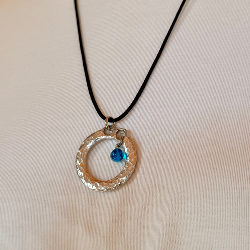 カエルモチーフの琉球ガラスペンダント｜軽やかで遊び心ある一点物