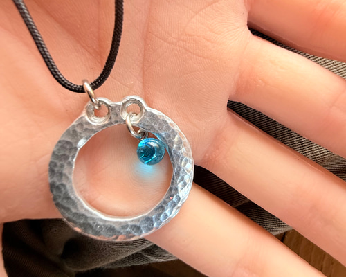 カエルモチーフの琉球ガラスペンダント｜軽やかで遊び心ある一点物