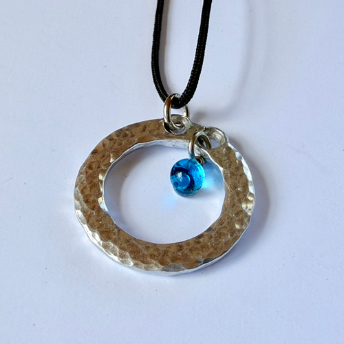 カエルのガラスペンダント カエルモチーフの琉球ガラスペンダント｜軽やかで遊び心ある一点物