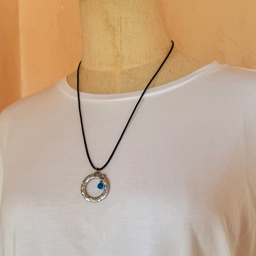 カエルモチーフの琉球ガラスペンダント｜軽やかで遊び心ある一点物