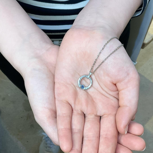 付けっぱなしで手入れ不要！小ぶりのリングチャームにスワロフスキーを