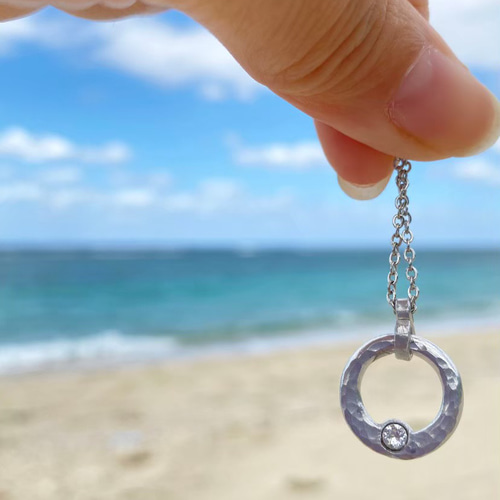 付けっぱなしで手入れ不要！小ぶりのリングチャームにスワロフスキーを