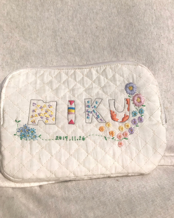 赤ちゃんを抱っこしていても落とさない、刺繍入り母子手帳ケース 1枚目の画像