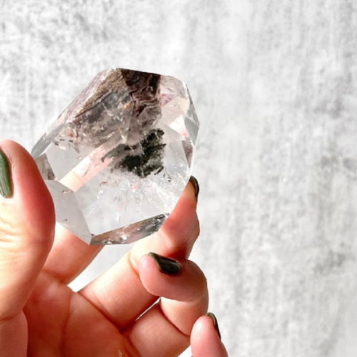 クローライト in 水晶【ガーデンクォーツ】フリーフォーム（96.2g