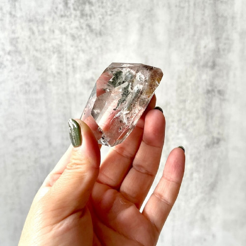 クローライト in 水晶【ガーデンクォーツ】フリーフォーム（96.2g