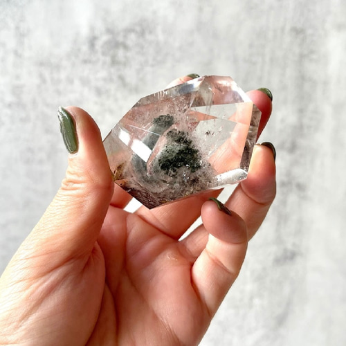 クローライト in 水晶【ガーデンクォーツ】フリーフォーム（96.2g