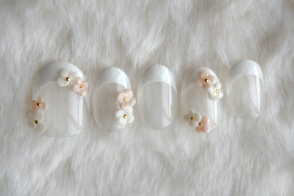 立体のお花がかわいいフレンチネイルチップ　結婚式　ネイルチップ　ブライダル　和装　フレンチネイル 1枚目の画像