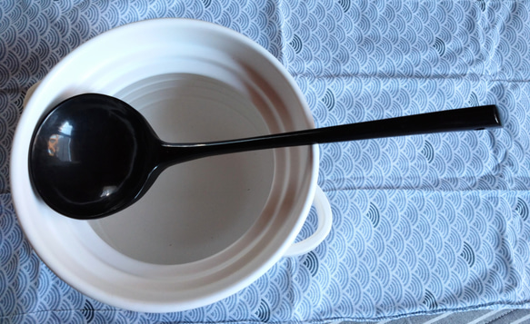 桜で拵えたおたましゃもじ　黒漆仕上げ 1枚目の画像