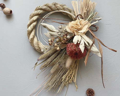 スワッグにもなる2wayコットンとプルモサムのしめ縄飾り　クラスペディア ドライフラワーを外せる2wayしめ縄飾り＊赤茶＊バンクシャーのスワッグ