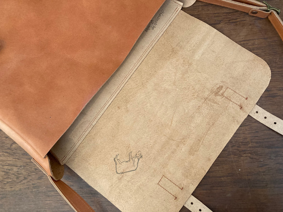 古董郵件包肩背包皮革包鞣製皮革棕色 第6張的照片