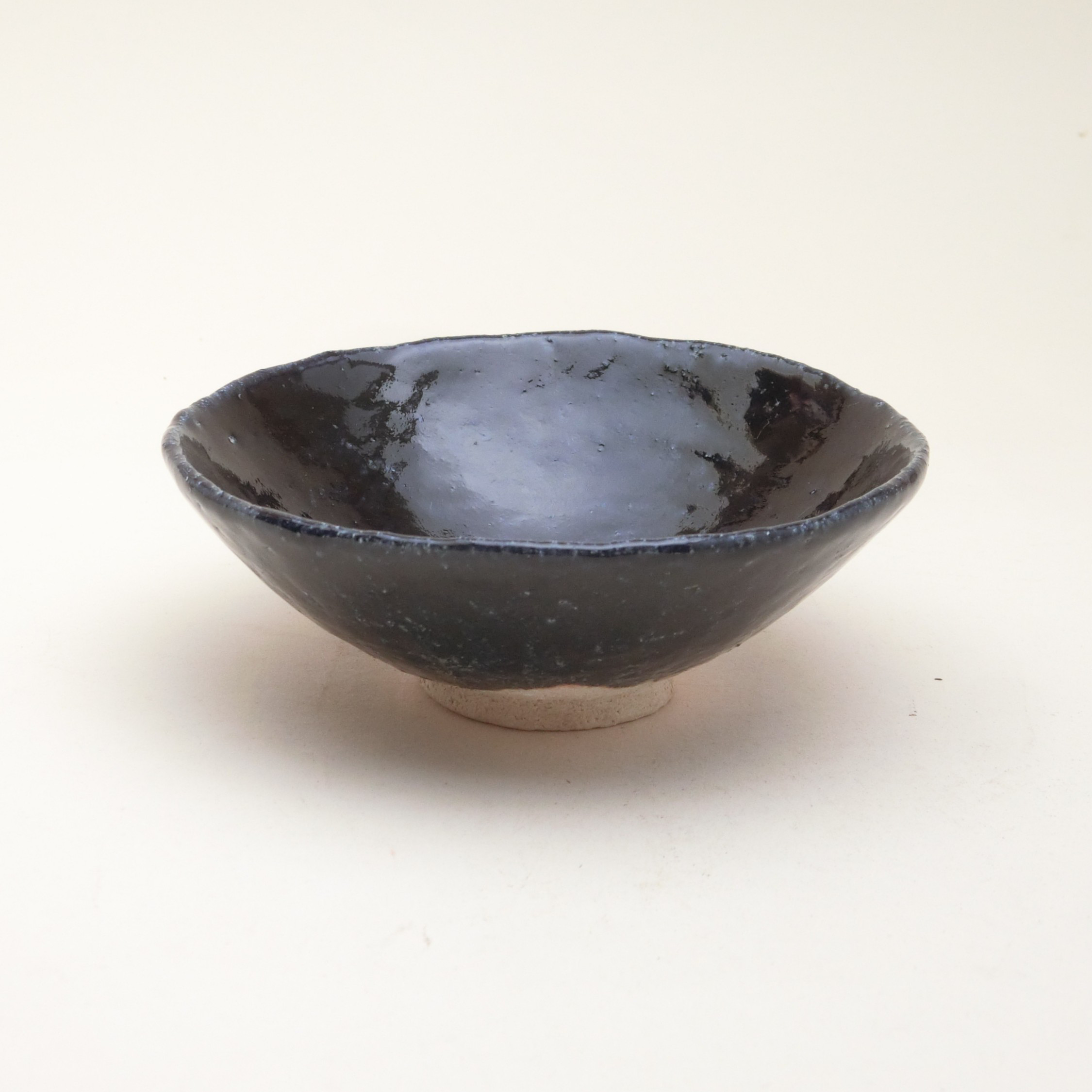 茶碗■一楽茶碗 瑠璃釉 涙艮 ゆがみ茶碗 お茶道具 古い茶器 時代物 骨董品■ ルリ釉平茶碗 001 抹茶茶碗 手びねり 陶器 平茶碗 夏茶碗 青