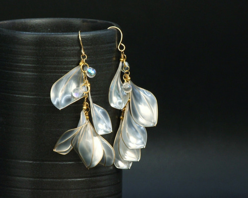 376 マット ホワイト　花びら　スティック　ピアス　イヤリング　ハンドメイド MY mama 花びら パーツ 約25mm×23mm 20枚セット 全4色