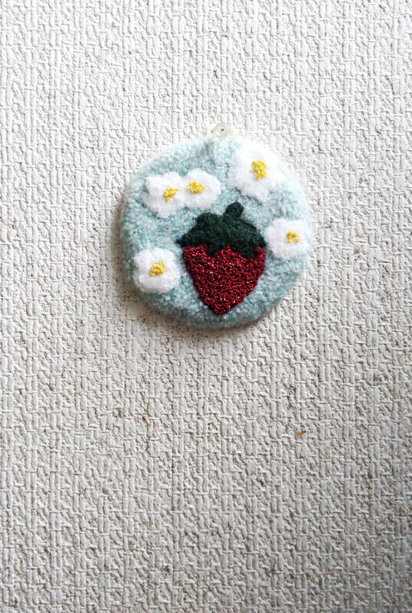 苺の刺繍　壁掛け　トレー　コースター 3枚目の画像