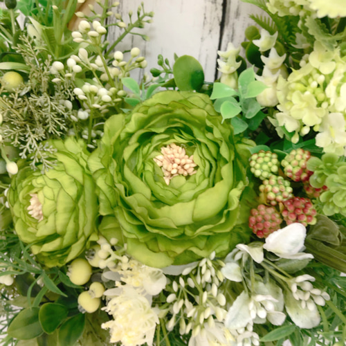 35cmラナンキュラス ベリーの花かごグリーンリース アーティフィシャル  