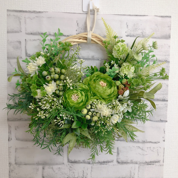 35cmラナンキュラス ベリーの花かごグリーンリース アーティフィシャル  