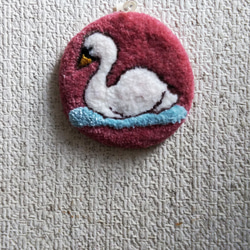 白鳥の刺繍　壁掛け　トレー　コースター 3枚目の画像