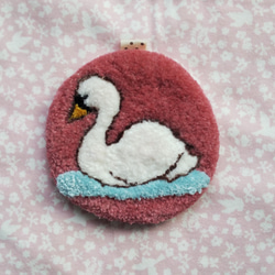 白鳥の刺繍　壁掛け　トレー　コースター 1枚目の画像