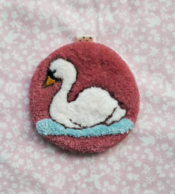 白鳥の刺繍　壁掛け　トレー　コースター 1枚目の画像